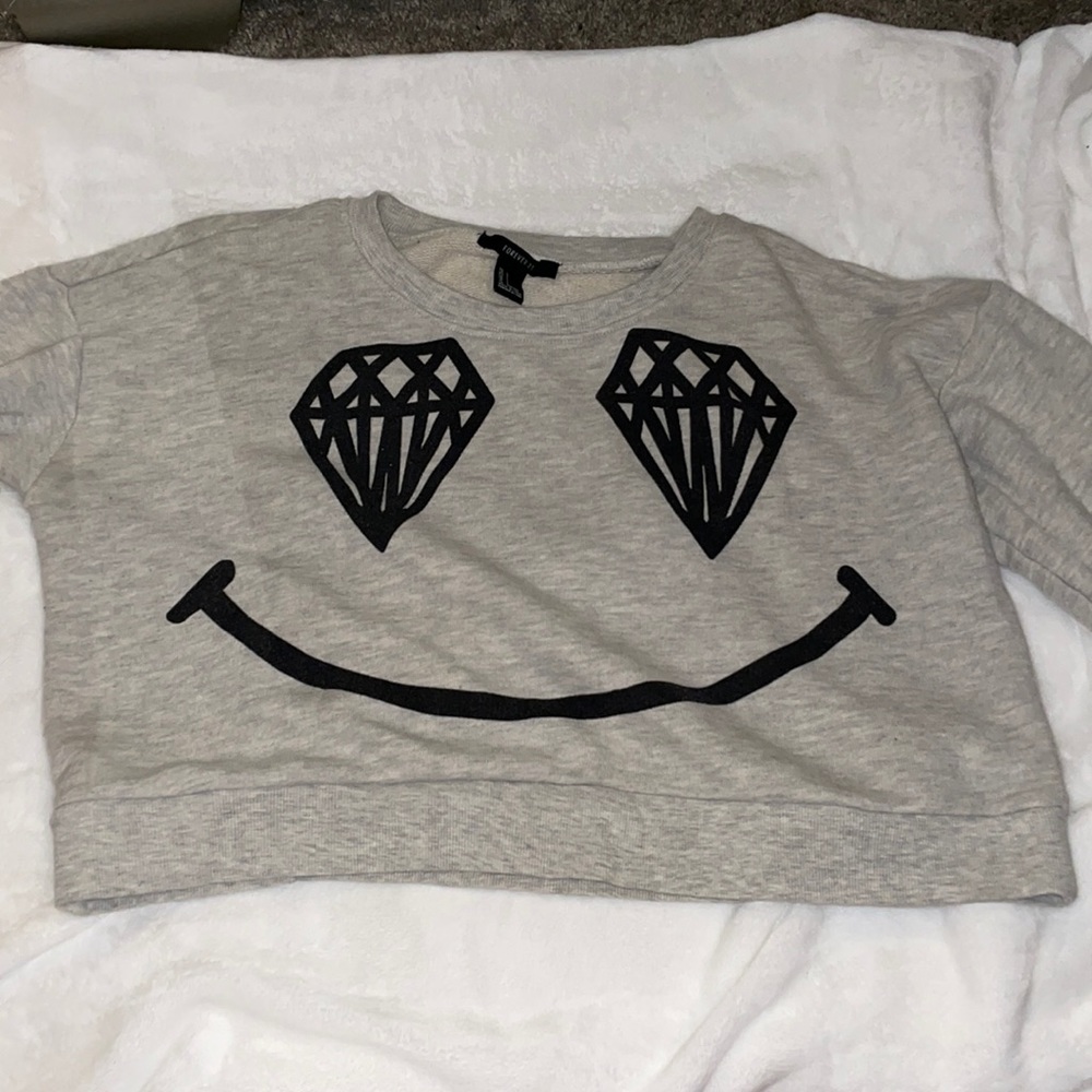 Cropped sweatshirt.